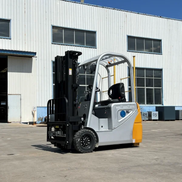 IMG_6292 three wheeled 1.6 ton electric forklift