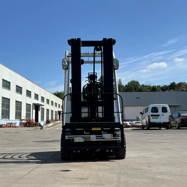IMG_6294 three wheeled 1.6 ton electric forklift